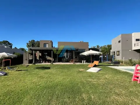 Casa en Alquiler con 2 cocheras