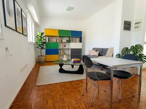 Monoambiente con balcón - cocina separada