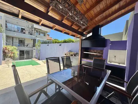 Moderno departamento de tres ambientes con cochera, jardín, piscina y quincho propio, en alquiler.