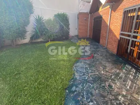 VENTA CHALET 2 PTAS. S/LOTE 500M²    DE CATEGORIA CON PARQUE Y QUINCHO