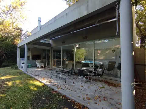 Casa en Alquiler con 2 cocheras