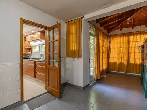 Casa 5 ambientes con 2 baños