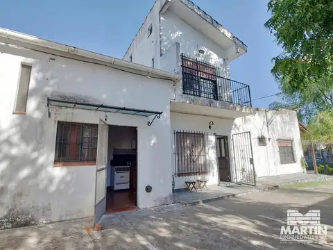Casa 3 ambientes con dos departamento y opción de compra lote lindero  - San Fernando