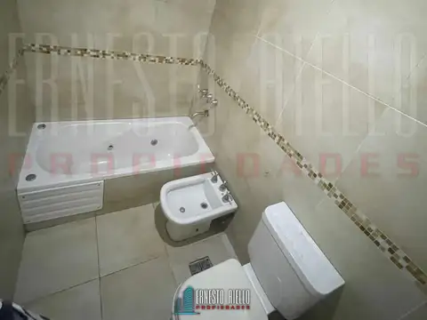 VENTA DEPARTAMENTO 2 AMBIENTES CON COCHERA CUBIERTA Y BALCON. BERNAL ESTE.