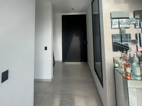 Casa en Alquiler con 2 cocheras