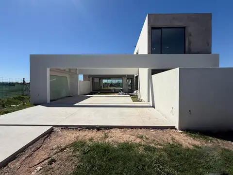 Casa 6 ambientes con 2 baños