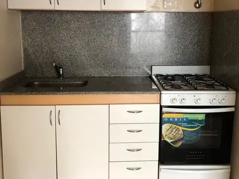 Luminoso monoambiente en alquiler. Muy buena ubicación.