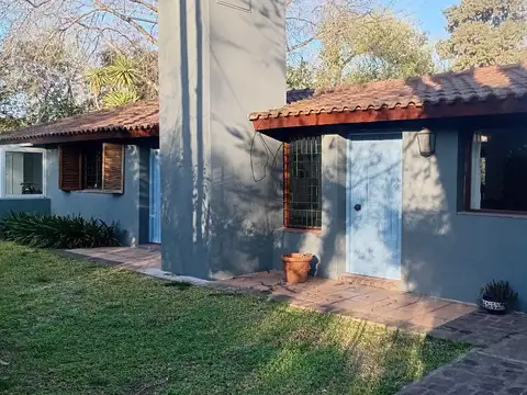 Casa simple y funcional en una planta con jardín y pileta en, en excelente ubicación dentro de CUBA Villa de Mayo.