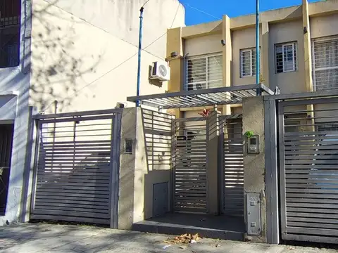 VENTA CASA DUPLEX 3 AMB BANFIELD GARAGE PATIO