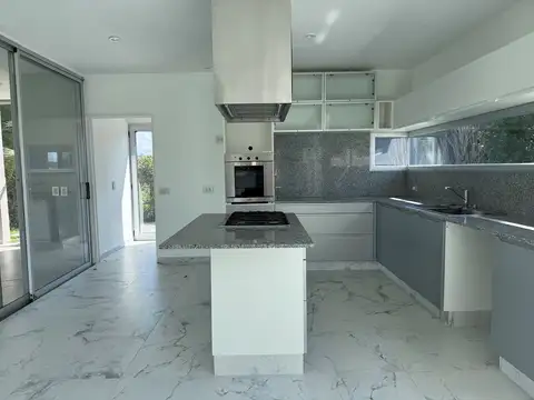 Casa en Venta con 4 cocheras