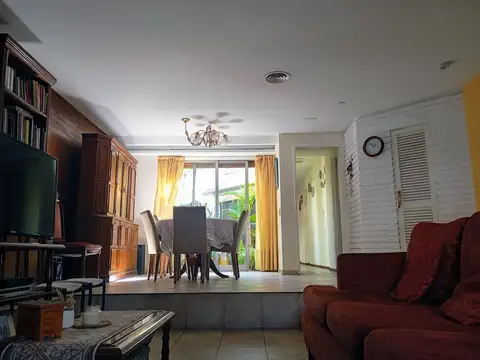 Casa con jardin, cochera y baulera en una sola planta