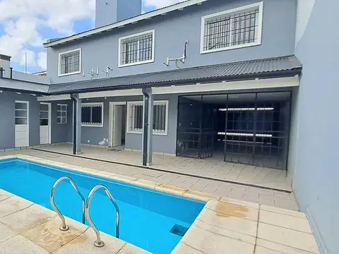VENTA CASA 4 AMBIENTES PILETA COCHERA PADUA CENTRO