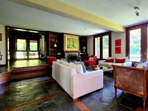 Casa en Venta con 3 cocheras