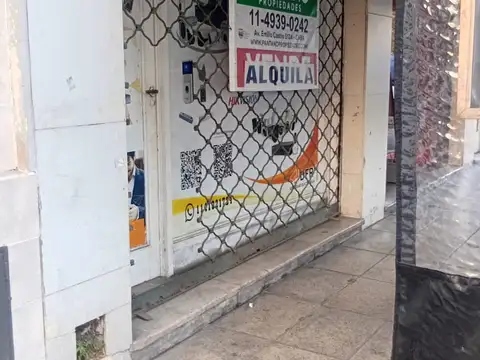 Local de 3,30 x 7 mts con depósito de 4 x 11 mts.