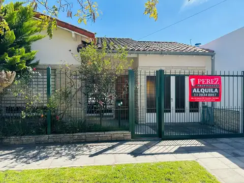 Casa con jardin y garage en alquiler