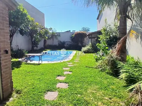 Venta de casa 5 ambientes en lomas del mirador