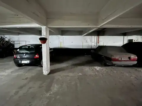 VENTA DE COCHERA AMPLIA EN PRIMER PISO, PLAZA MITRE