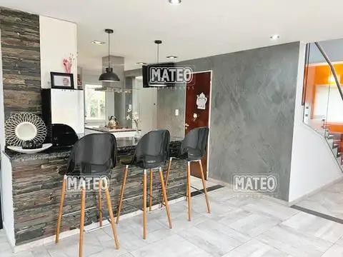 Casa en Venta con 2 cocheras
