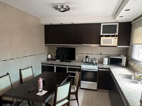 Hermosa casa en dos plantas c/ patio y garage
