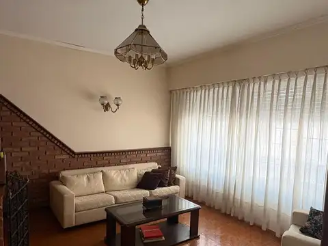 Hermosa casa en dos plantas c/ patio y garage