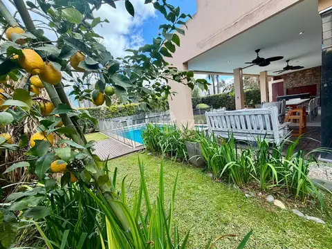 Casa en Venta con 2 cocheras