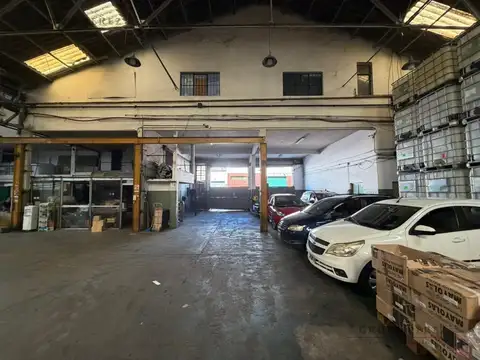 Galpón - Depósito  de 2400 m2. en Avelladeda - VENTA - ALQUILER