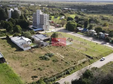 Terreno con excelente ubicacion, a media cuadra de Bv Eva Peron, con servicios, 20x41