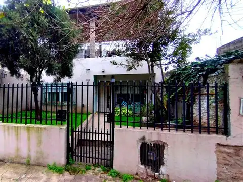 Casa en venta en Isidro Casanova, Santiago 5500 con departamento para posible renta