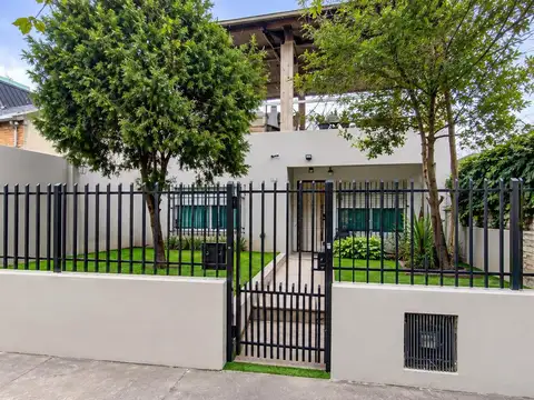 Casa en Venta en Isidro casanova, calle Santiago con departamento atras