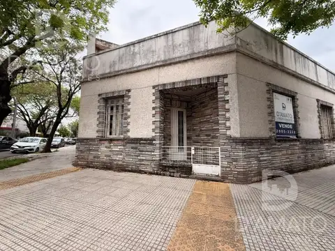 Casa en Esquina a Refaccionar con 150 m² · Segurola al 3000 · Villa Devoto