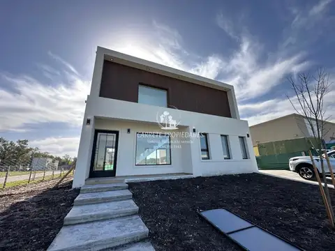 Casa en venta de 5 ambientes y  lote c/fondo a verde. Barrio Santa Sofia. Pilar