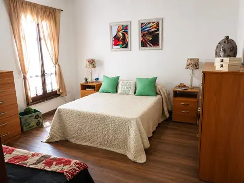 CASA  DE 3 DORMITORIOS CON GRAN PATIO  Y QUINCHO