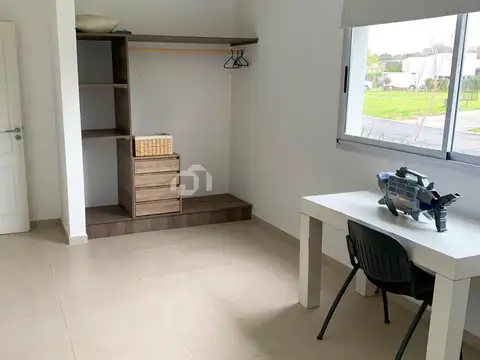 Casa en Alquiler con 2 cocheras