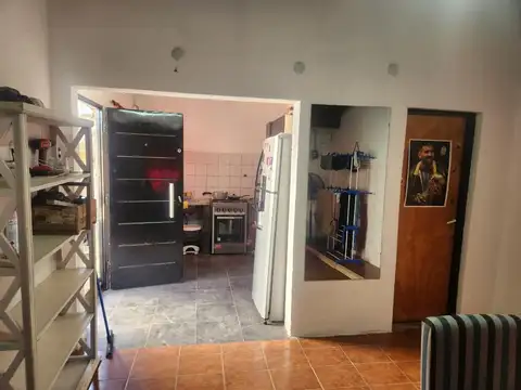 Casa 3 ambientes, con amplio terreno en venta.