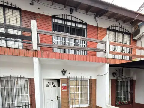 DUPLEX 3 AMBIENTES CON ENTRADA DE AUTO DESCUBIERTA Y PATIO