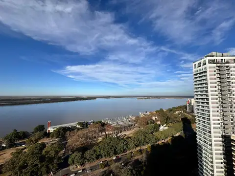 VENTA: Departamento de 4 dormitorios con vista al Río en Barrio Martin. Dos cocheras. Apto Crédito.