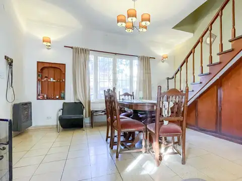 Casa 6 ambientes con 2 baños