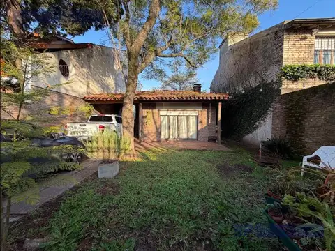 Casa en venta 3 amb. gran lote Hurlingham APTO CREDITO
