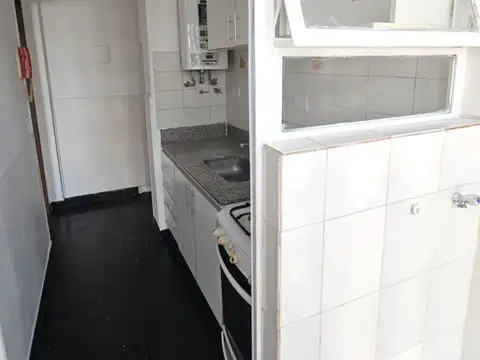Depto de 3 ambientes al lateral con cocina separada muy luminoso y con excelente vista y ubicación 