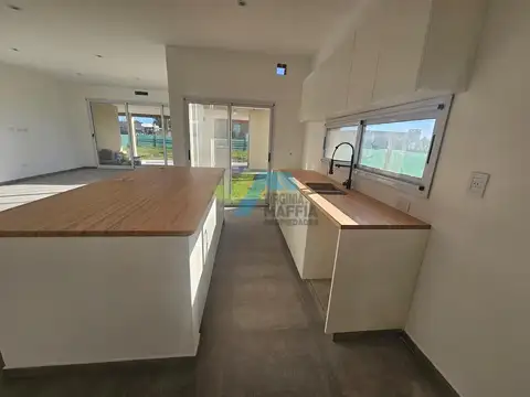 Casa 4 ambientes con 3 baños