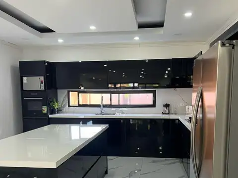 Casa de 5 ambientes con piscina y diseño moderno en Monte Gr