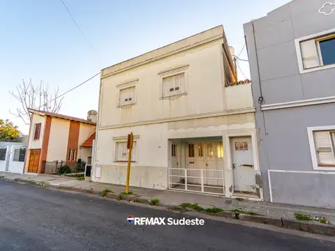 Venta casa dos plantas a metros del HAM