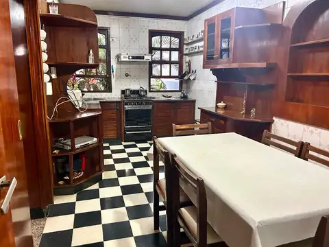 Casa 4 ambientes con 2 baños