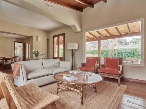 Casa 6 ambientes con 2 baños