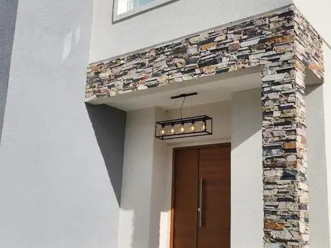 Casa en Alquiler en Pilar del Este - Santa Lucia, USD 1.300