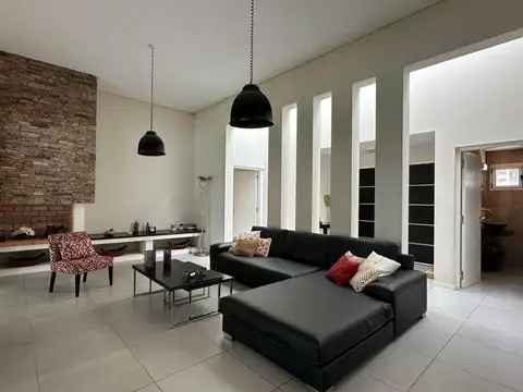 Casa en Venta con 2 cocheras