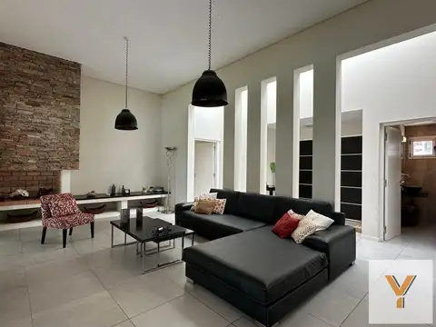 Casa en Venta con 2 cocheras