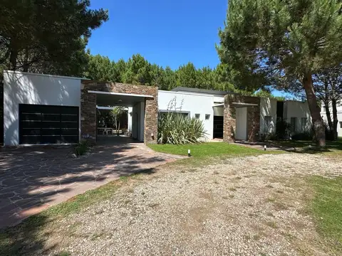Casa en venta - 4 Dormitorios 4 Baños - 1.461Mts2 - Pinamar