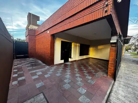 Casa 8 ambientes con 3 baños