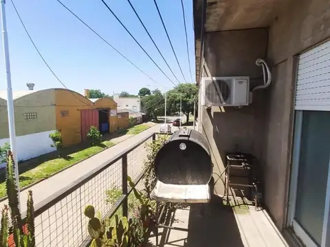 Capitan Bermudez, Laprida 100, local y departamento 3 dorm